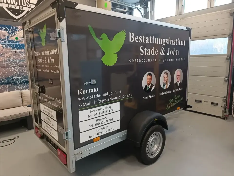 Beschrifteter Anhänger mit Werbegrafik und Firmenname
