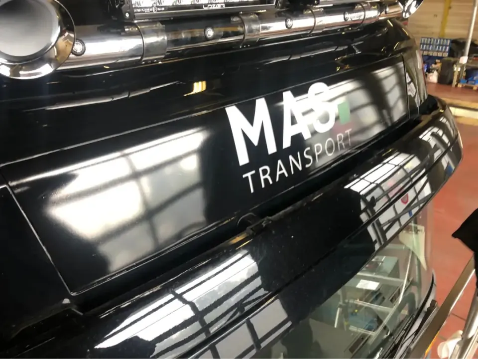 Beschrifteter LKW mit Firmenlogo und Kontaktdaten
