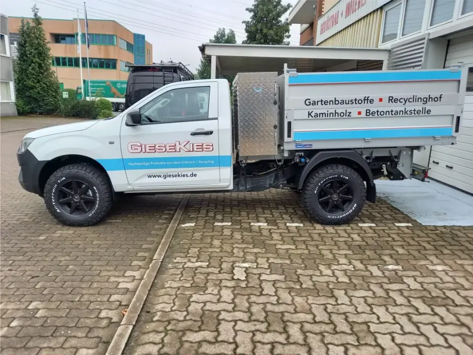 Pickup-Truck mit Autoaufkleber und Firmenaufdruck