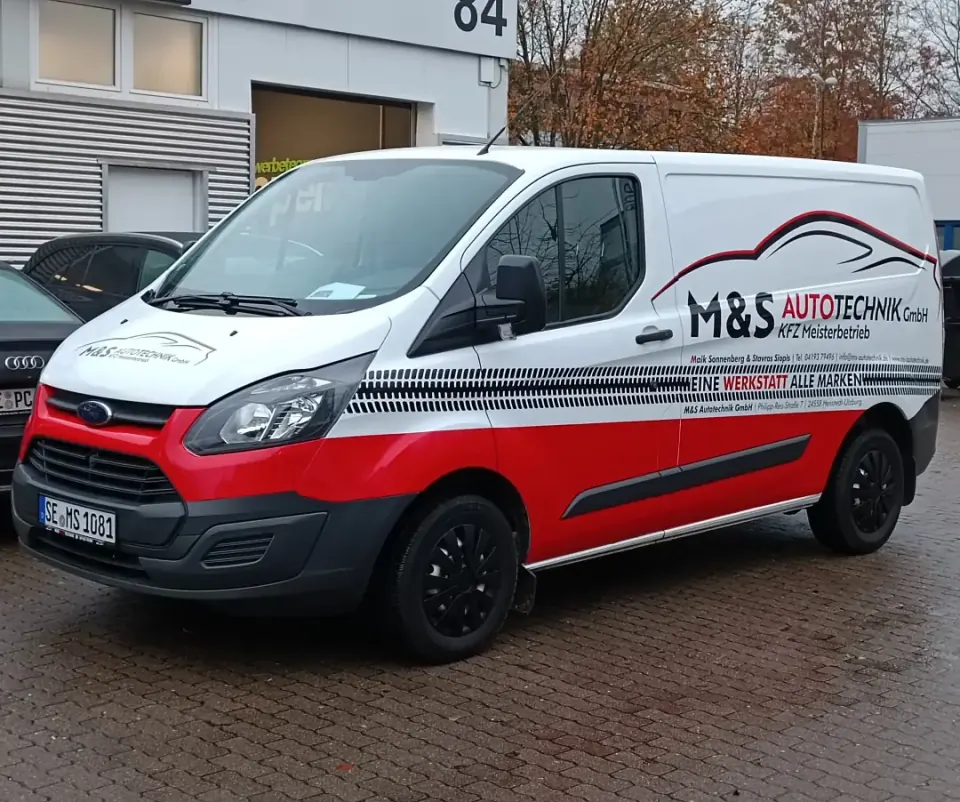 Transporter mit Seitenbeschriftung und Firmendesign