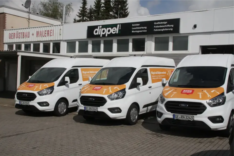 Beklebter Transporter mit farbiger Fahrzeugbeschriftung