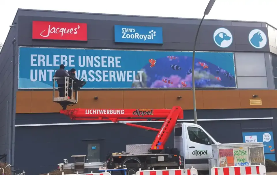 Großformatiger Werbebanner mit individuellem Grafikdesign