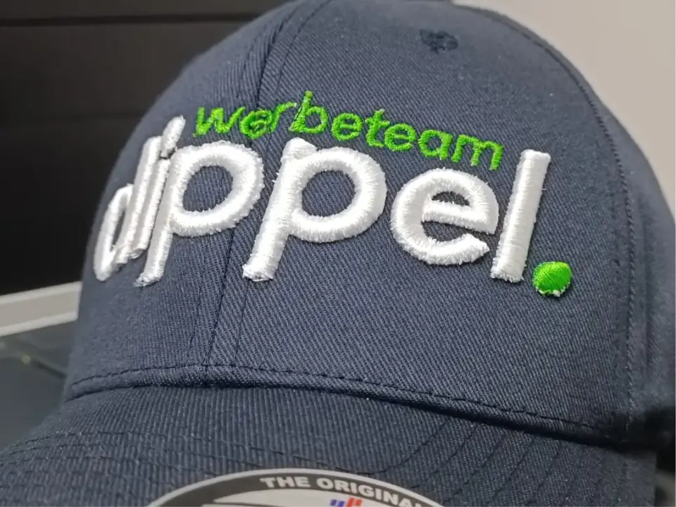 Bestückte Kappe mit eingesticktem Logo auf der Vorderseite