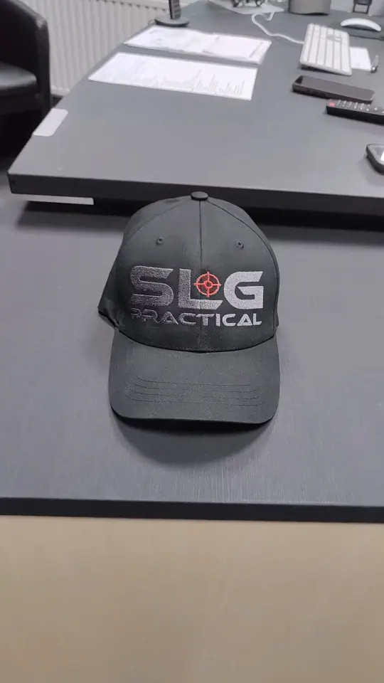 Bestickte Basecap für SLG Practical – Logo mit Fadenkreuz als Stickerei in Grau und Rot auf schwarzer Kappe