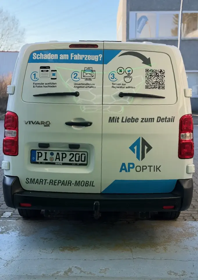 Heckansicht des AP Optik Vivaro mit Fahrzeugbeschriftung und Smart-Repair-Branding