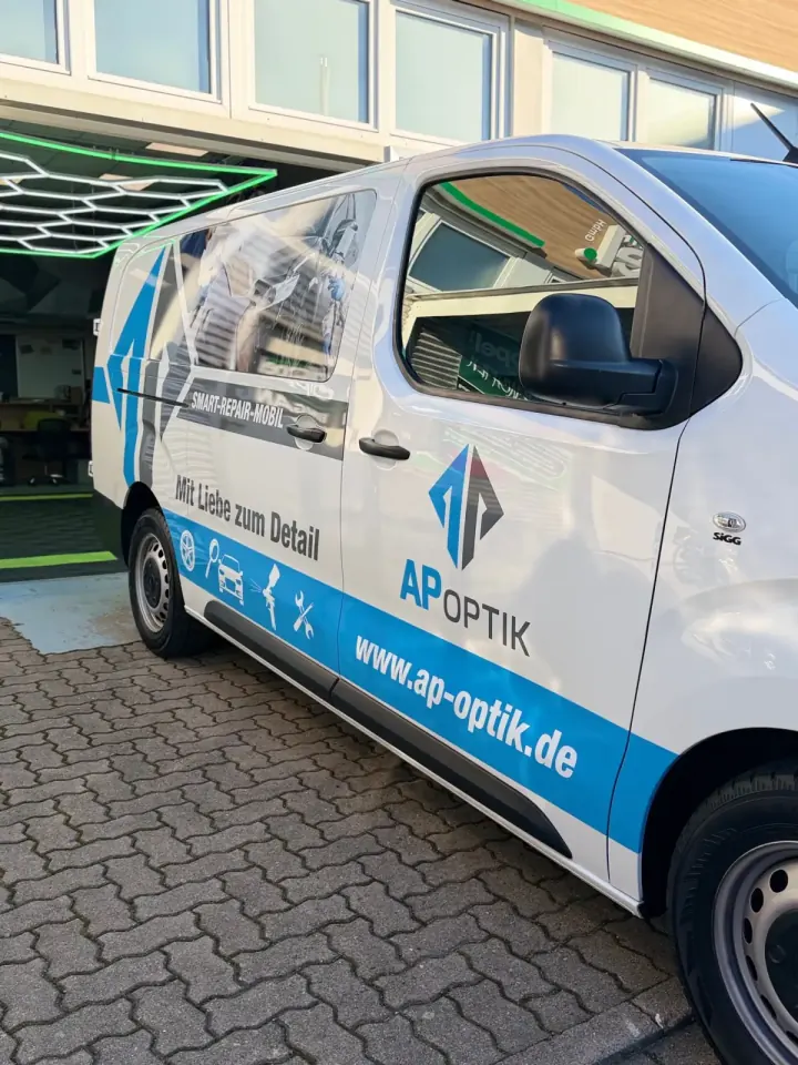 AP Optik Vivaro mit vollständiger Seitenbeschriftung und Firmendesign