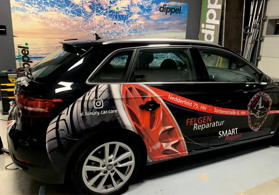 Автомобиль автопарка с обтяжкой в корпоративном дизайне