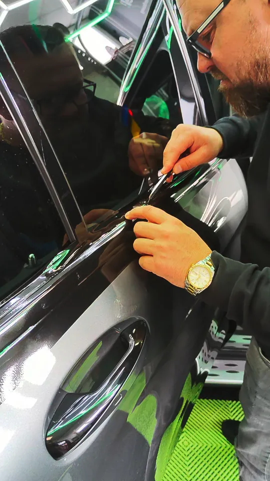 Precise edge trimming on the trim strip – chrome delete on a Mercedes-AMG GLC