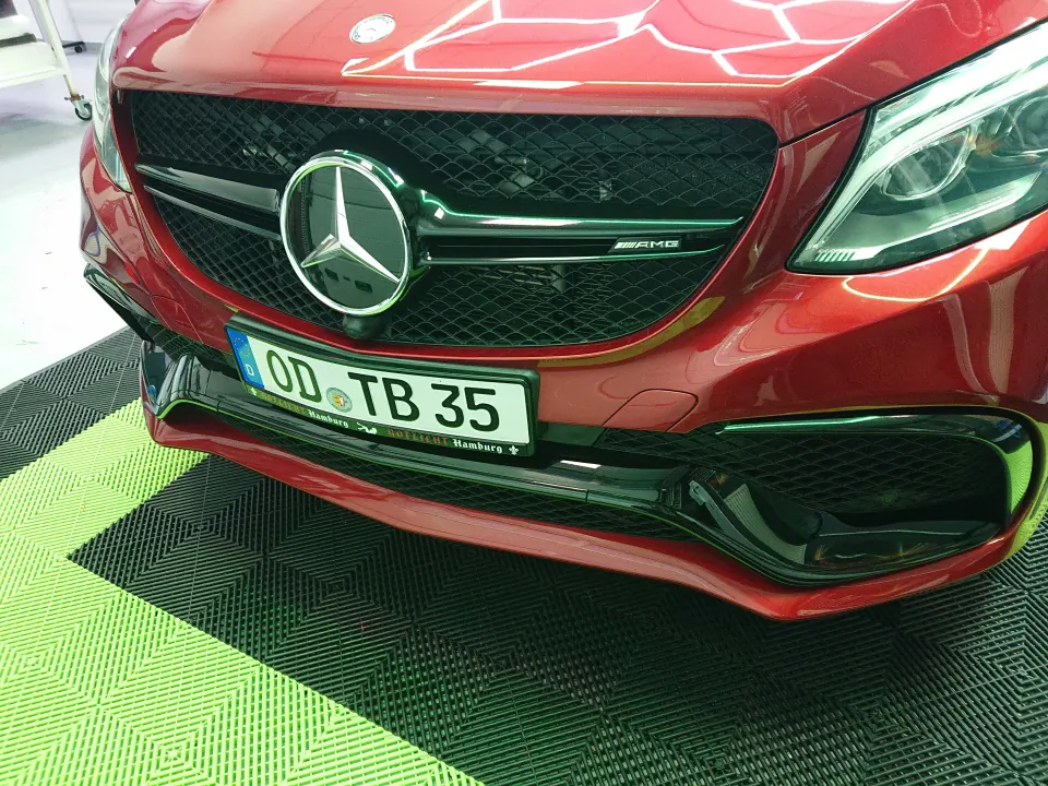 Chrome delete on a Mercedes-AMG – grille, slats and front bumper accents in gloss black