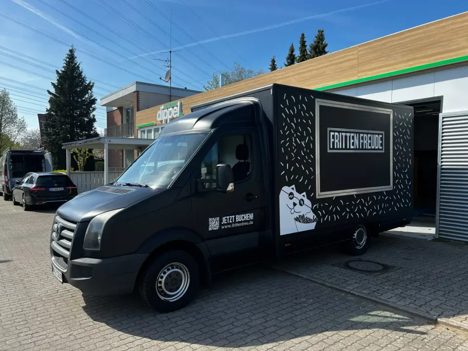 Fritten Freude Foodtruck Seitenansicht – Fahrzeugbeschriftung Hamburg