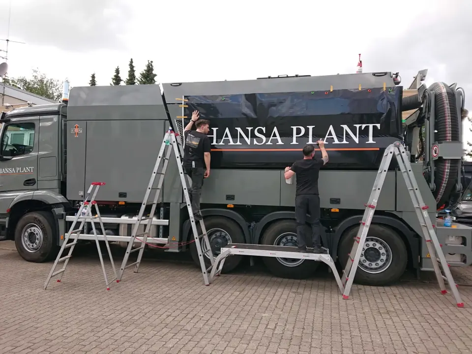 Грузовик Hansa Plant с профессиональной оклейкой в Гамбурге