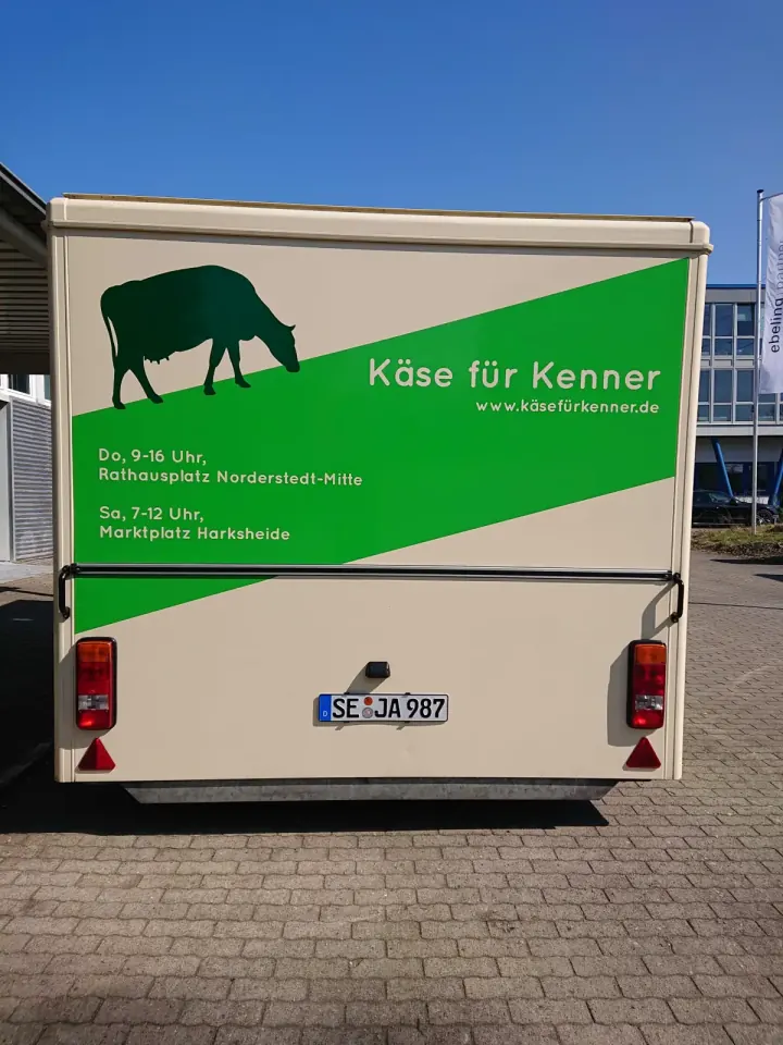 Käse für Kenner Foodtruck Heckansicht – Fahrzeugbeschriftung Hamburg