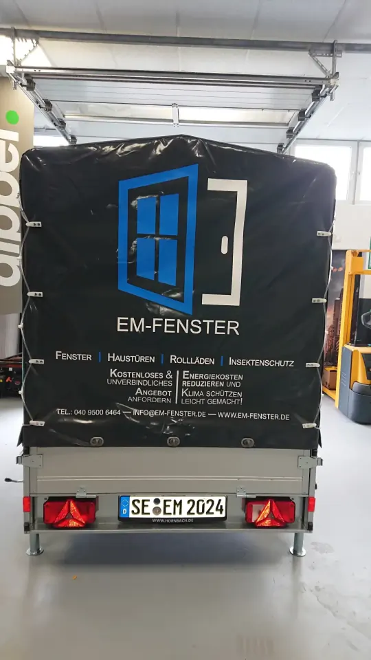 EM-Fenster Anhänger Heckansicht mit Trailerbeschriftung