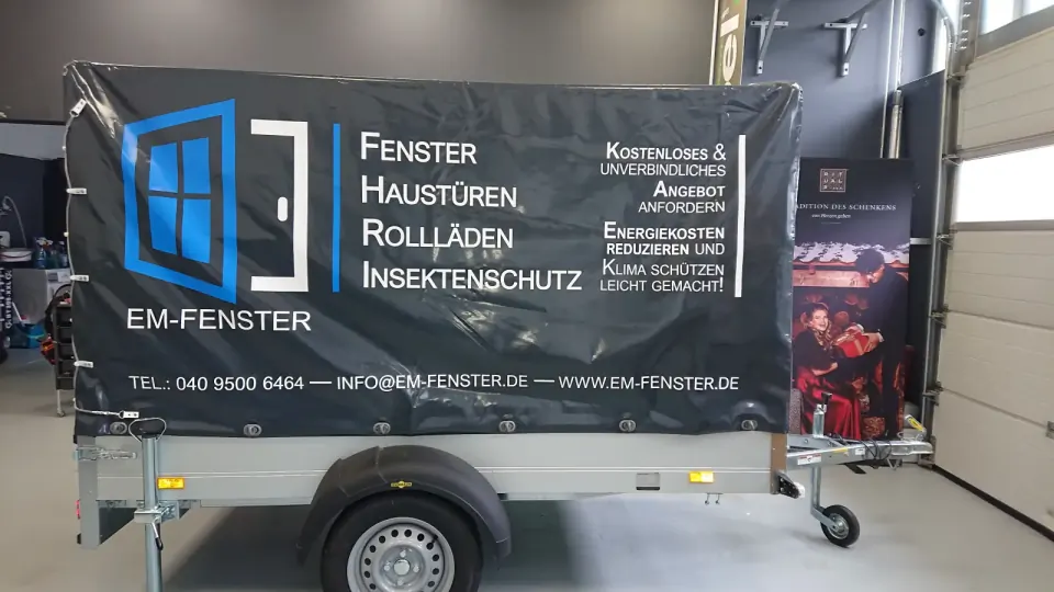 EM-Fenster Anhänger Seitenansicht mit Fahrzeugfolierung