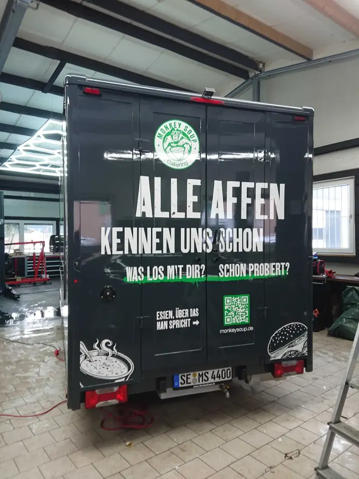 Monkey Soup Foodtruck mit Fahrzeugbeschriftung für Catering in Hamburg