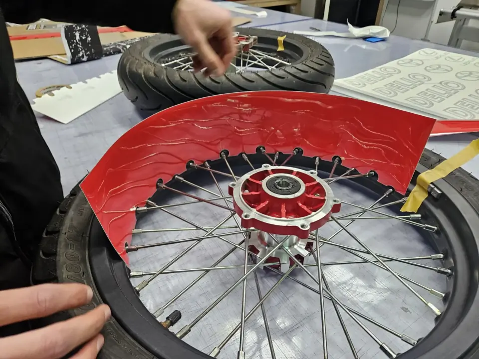 Motorrad mit roter Folierung und individuellem Design in Hamburg