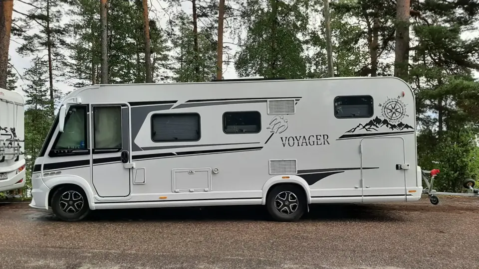 Voyager Campingbus mit Fahrzeugbeschriftung in Hamburg