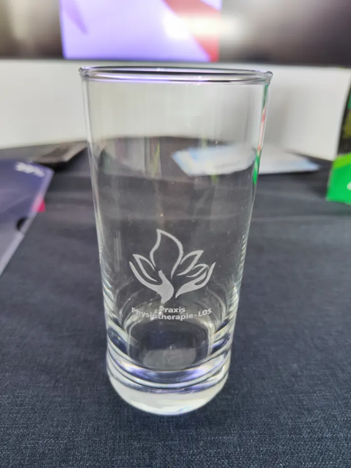 Graviertes Trinkglas mit Logo für Praxis Physiotherapie-LOS