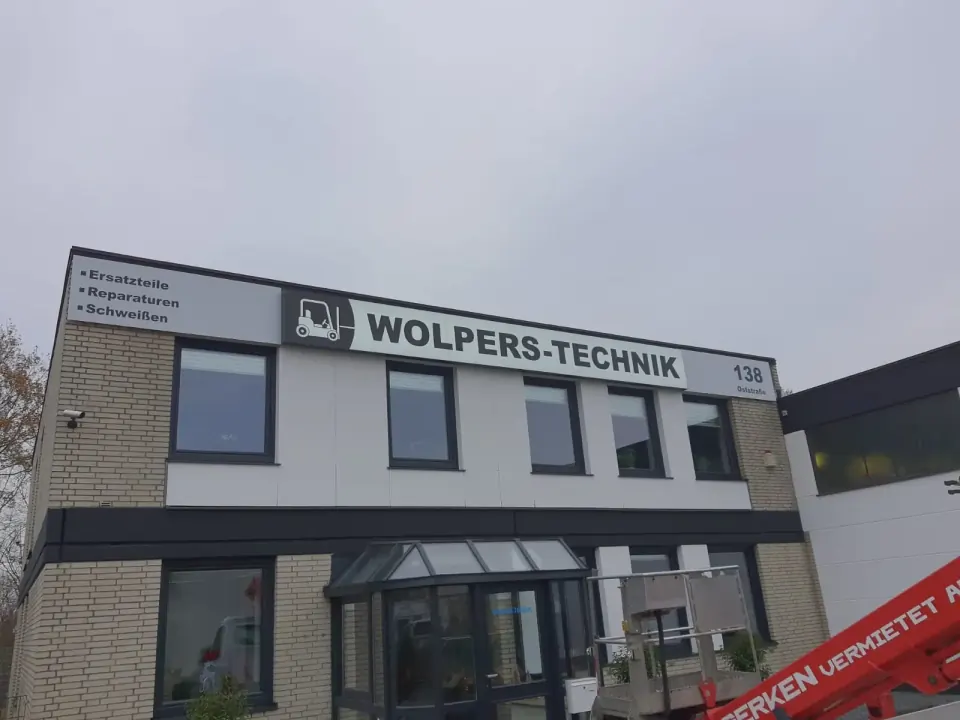 Leuchtreklame an einer Gebäudefassade in Norddeutschland