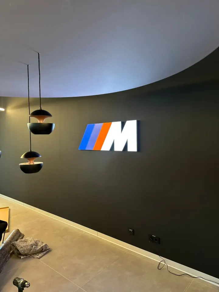 BMW-Logo als beleuchtete Leuchtreklame nach Montage in Hamburg