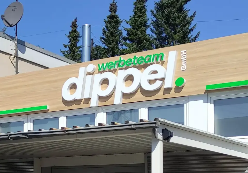 Leuchtbuchstaben und LED-Schriftzug am Eingang eines Ladengeschäfts