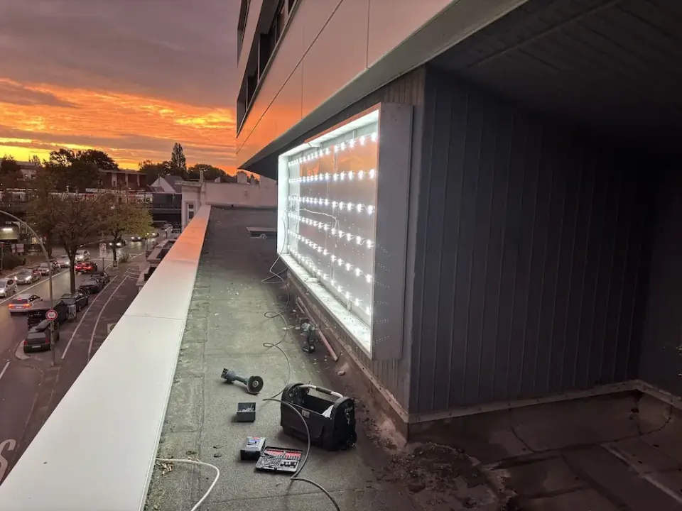 Leuchtkasten mit moderner LED-Umrüstung als Lichtwerbung