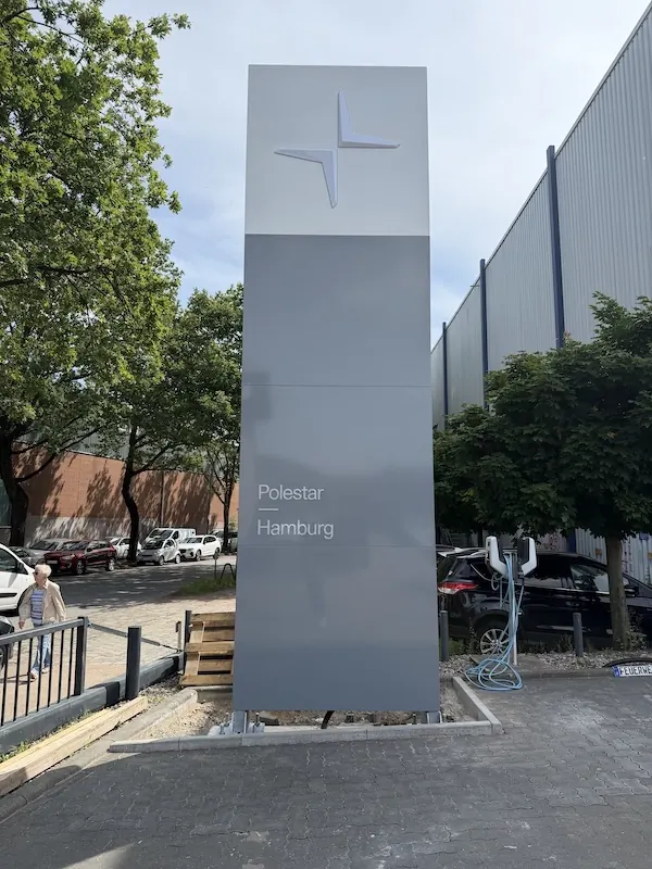 Leuchtbuchstaben „Polestar“ und Logo an der Fassade des Polestar Space in Hamburg-Altona – fertig montiert