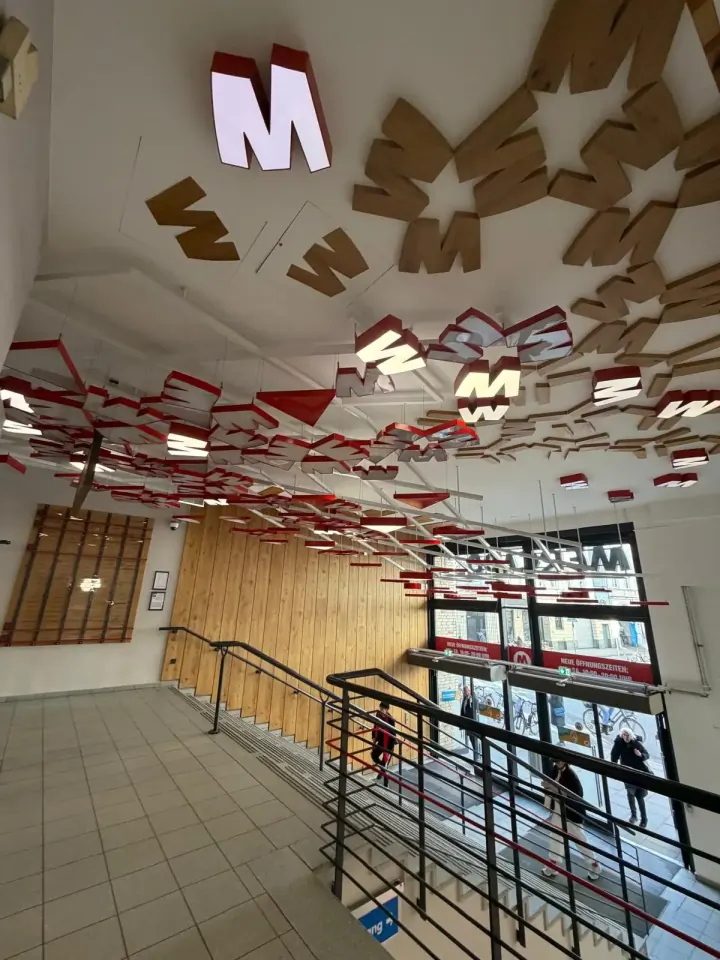 Mercado Einkaufszentrum mit beleuchteten Einzelbuchstaben in Hamburg-Altona