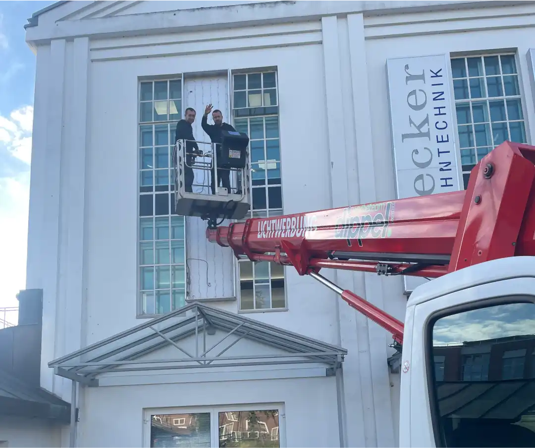 Montage einer Leuchtreklame an einer Fassade in Flensburg