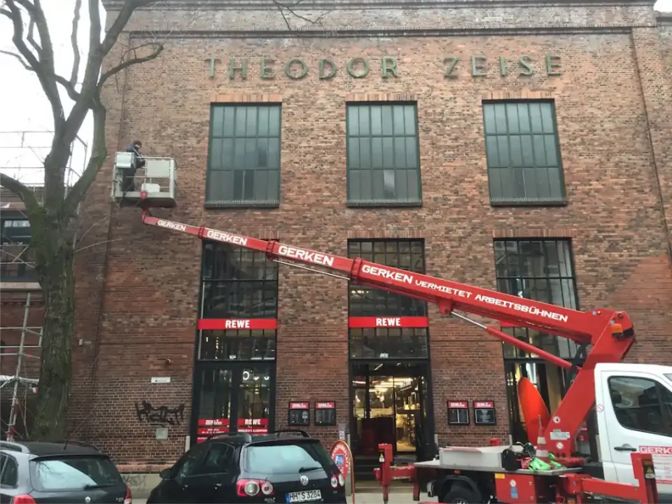 Montage einer Leuchtreklame an einer Fassade
