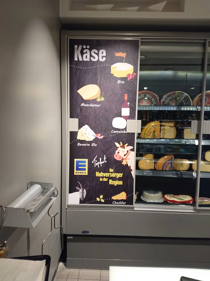 Kühlmöbelfolierung für EDEKA Töpfert – Kühlschranktür mit Käse-Motiv, Illustrationen und Logo im Digitaldruck