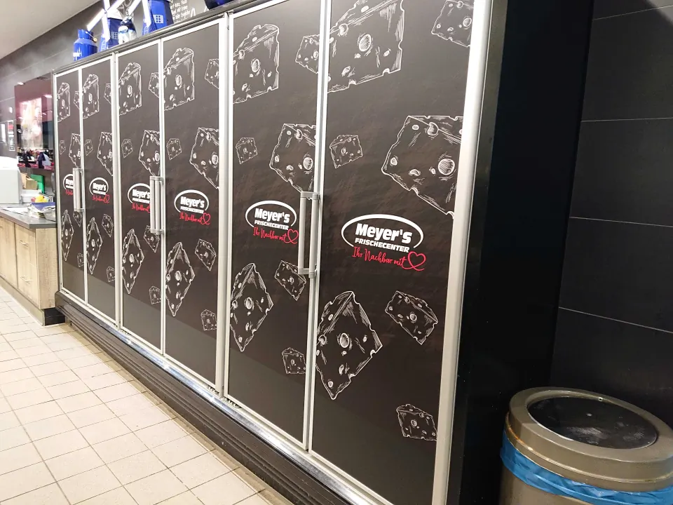 Kühlmöbelfolierung für Meyer’s Frischecenter – Kühlschranktüren mit Käse-Motiv in Kreideoptik und Logo