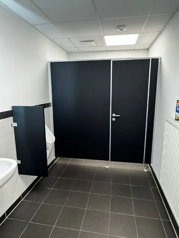 Sanitärkabinen mit schwarzer Möbelfolie – Dello Toilettensysteme