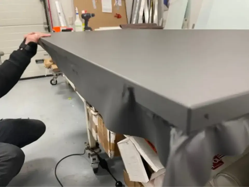 Tisch mit professionell applizierter Möbelfolie