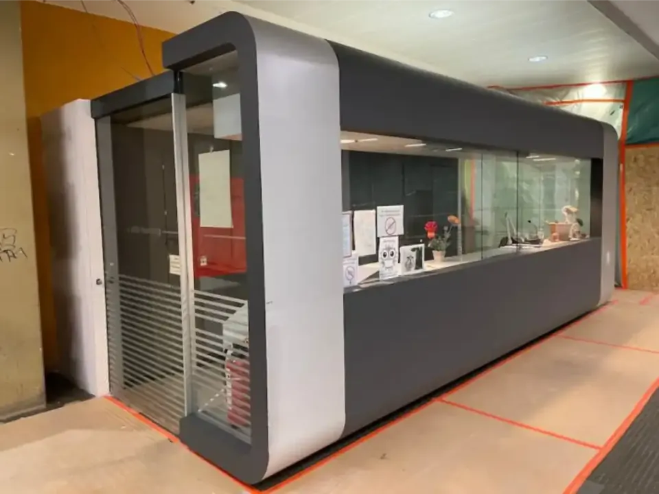 Möbel mit aufgebrachter Klebefolie in einem Universitätsgebäude