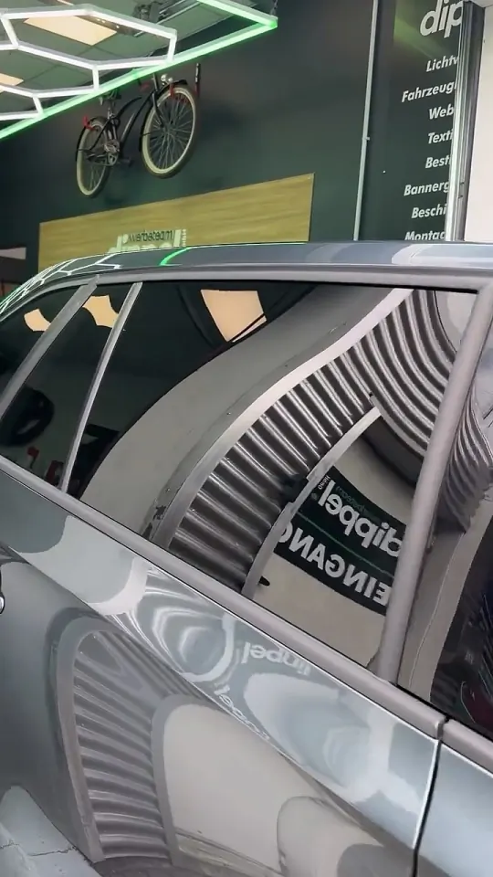 Professionelle Scheibentönung am Škoda Rapid Spaceback – getönte Heckscheibe mit Sonnen- und Sichtschutz, vor unserem Firmenwagen in Norderstedt