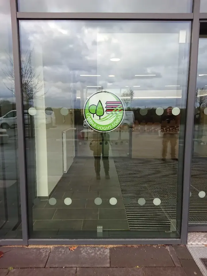 Schullogo als Folienaufkleber auf einem Fenster der Caspar-Voght-Schule in Rellingen