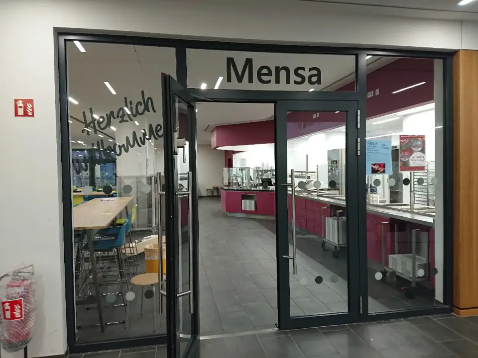 Mensaeingang der Caspar-Voght-Schule Rellingen mit Fensterfolie und Beschilderung