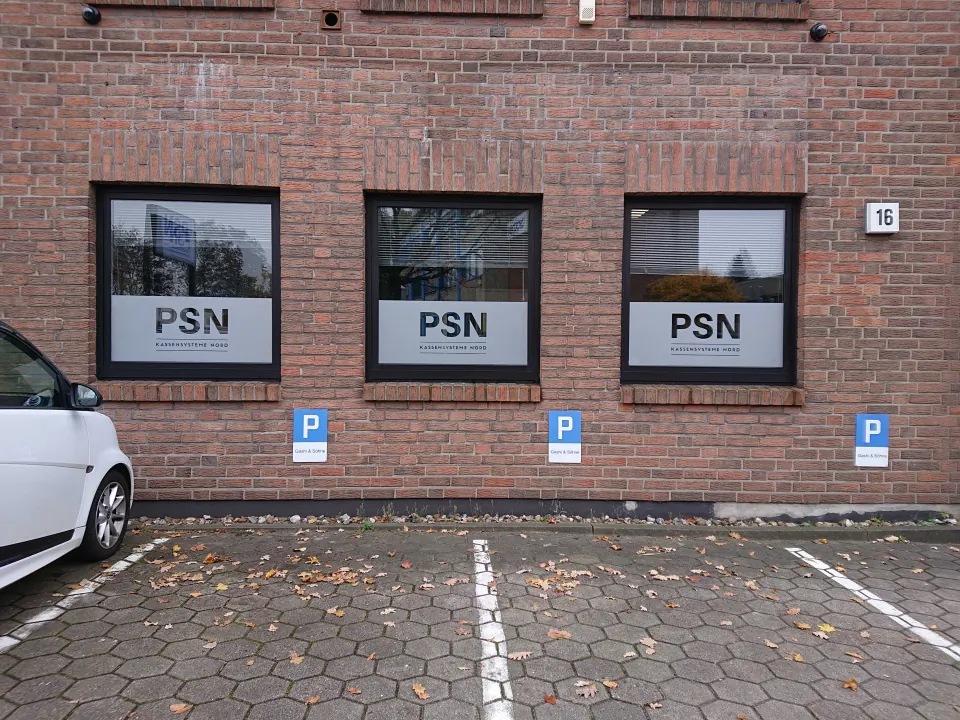 Milchglasfolie mit ausgespartem Logo für PSN Kassensysteme Nord – Sichtschutz an drei Bürofenstern