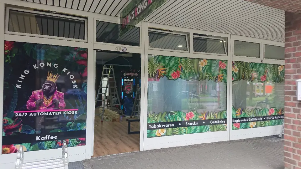 Schaufensterfassade mit Sichtschutzfolie – King Kong Kiosk Hamburg