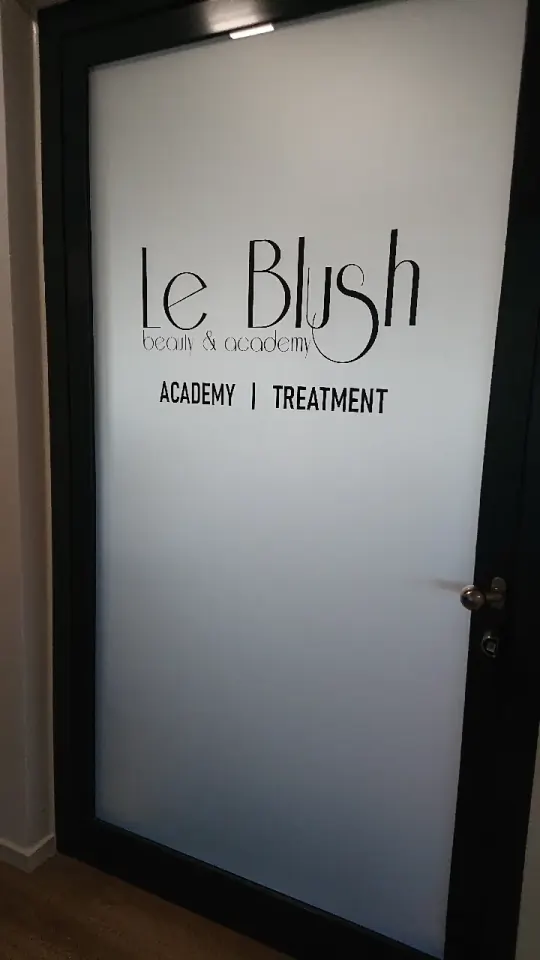 Glasfolie mit Branding und Sichtschutz – Le Blush Beauty Academy Hamburg