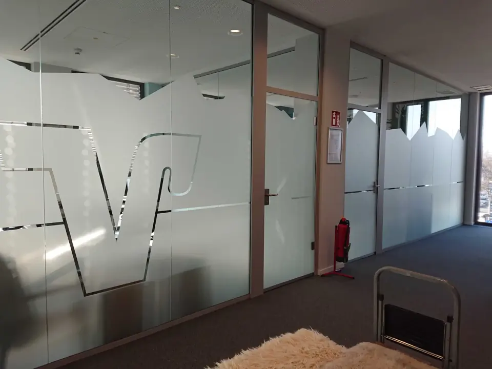 Norderstedt Bank Milchglasfolie Detail – Glasdekorfolie mit Liniendesign