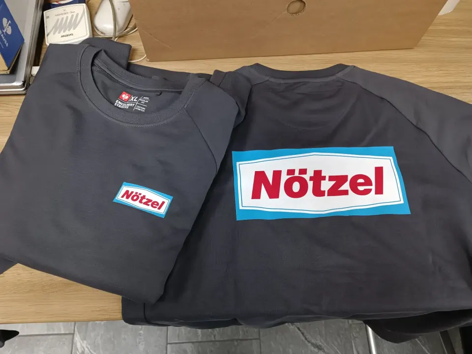 T-Shirt mit Textiltransferdruck und farbigem Firmenaufdruck