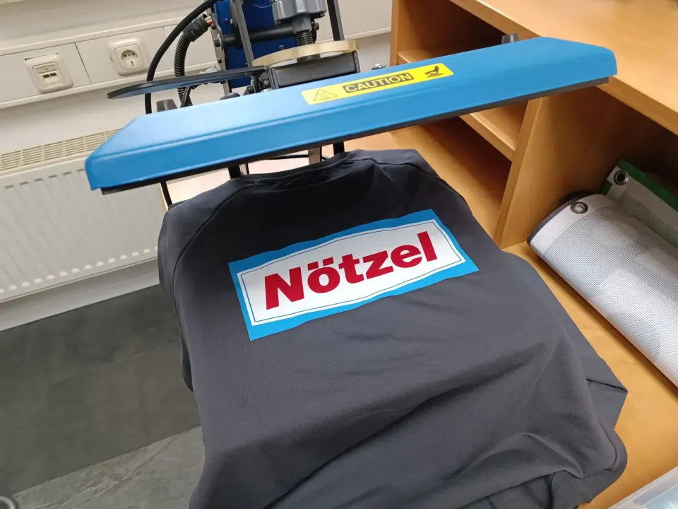 T-Shirt mit Textiltransferdruck und farbigem Firmenaufdruck