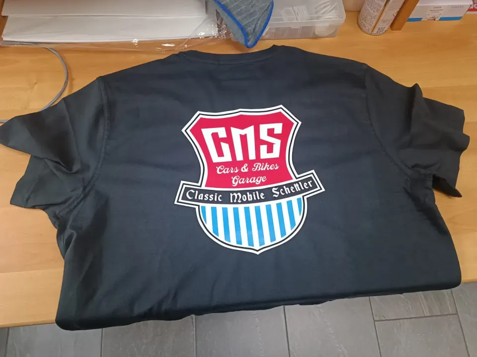 T-Shirt mit Textiltransferdruck und farbigem Firmenaufdruck