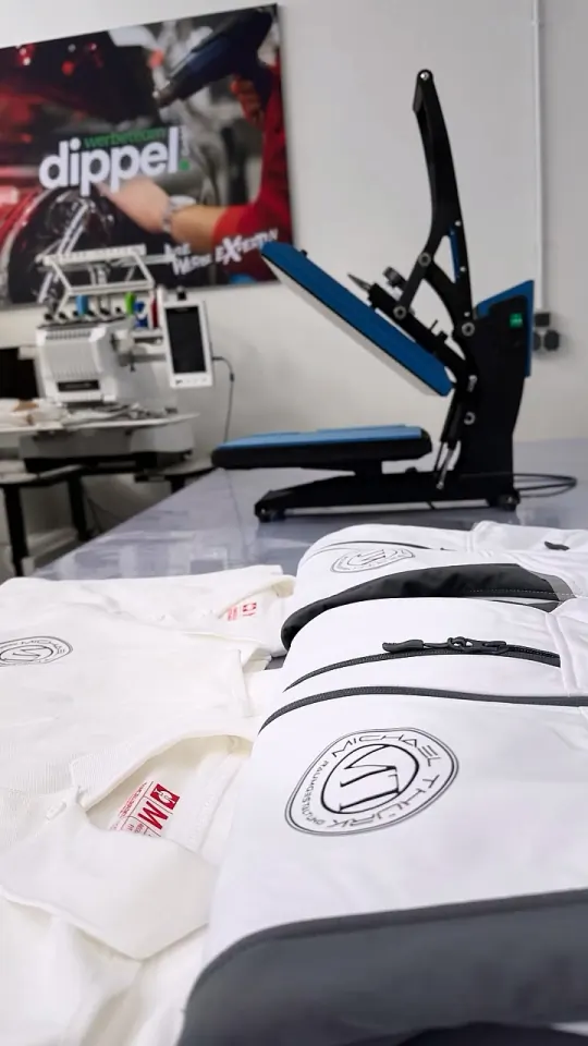Poloshirt und Softshelljacke mit Textiltransferdruck für Michael Thürk Raumgestaltung – rundes Firmenlogo