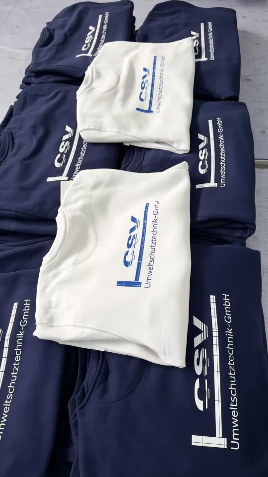 Sweatshirts in Navy und Weiß mit Textiltransferdruck für CSV Umweltschutztechnik GmbH – Firmenlogo als Rückendruck