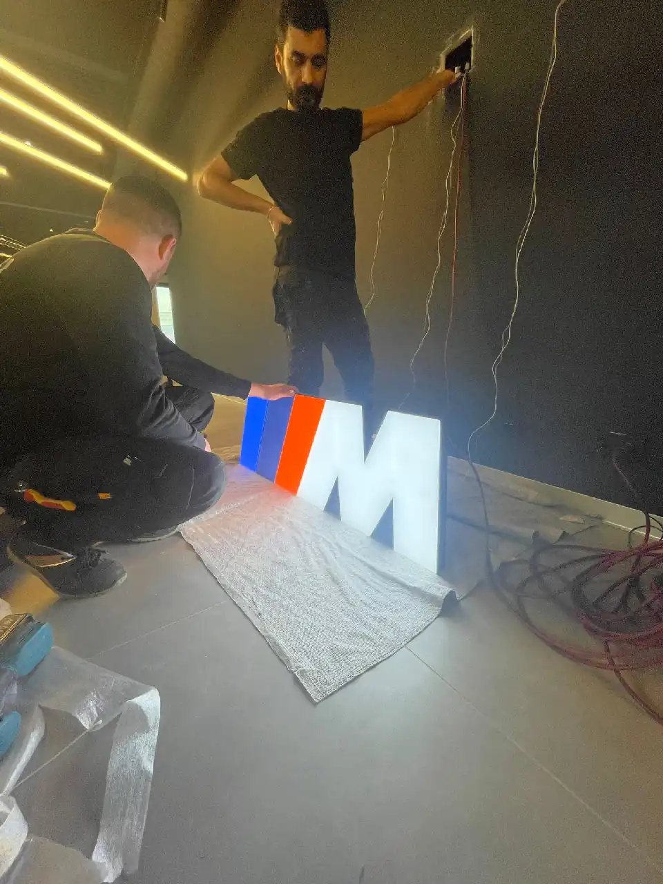 BMW Logo Montage Vorher