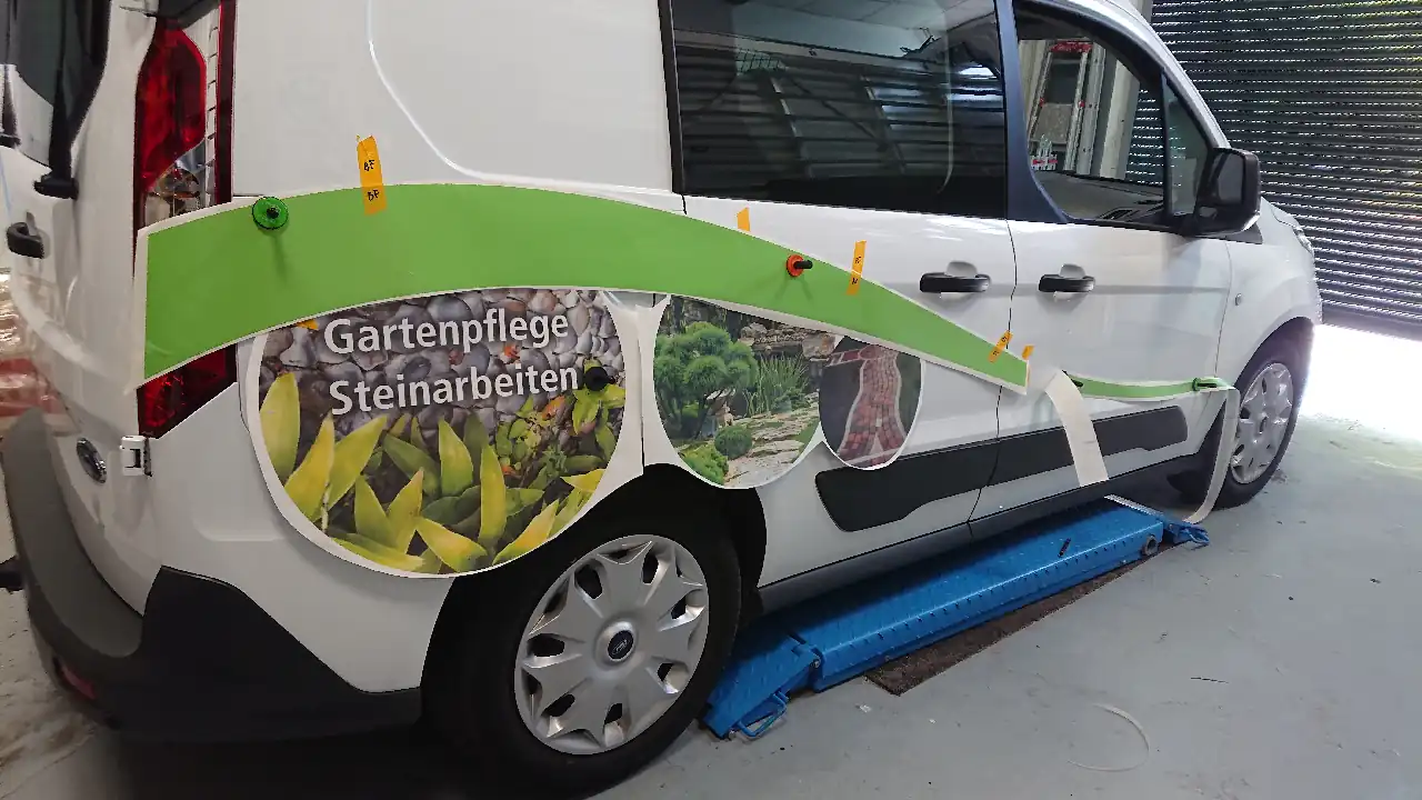 Fahrzeugbeschriftung Vorher