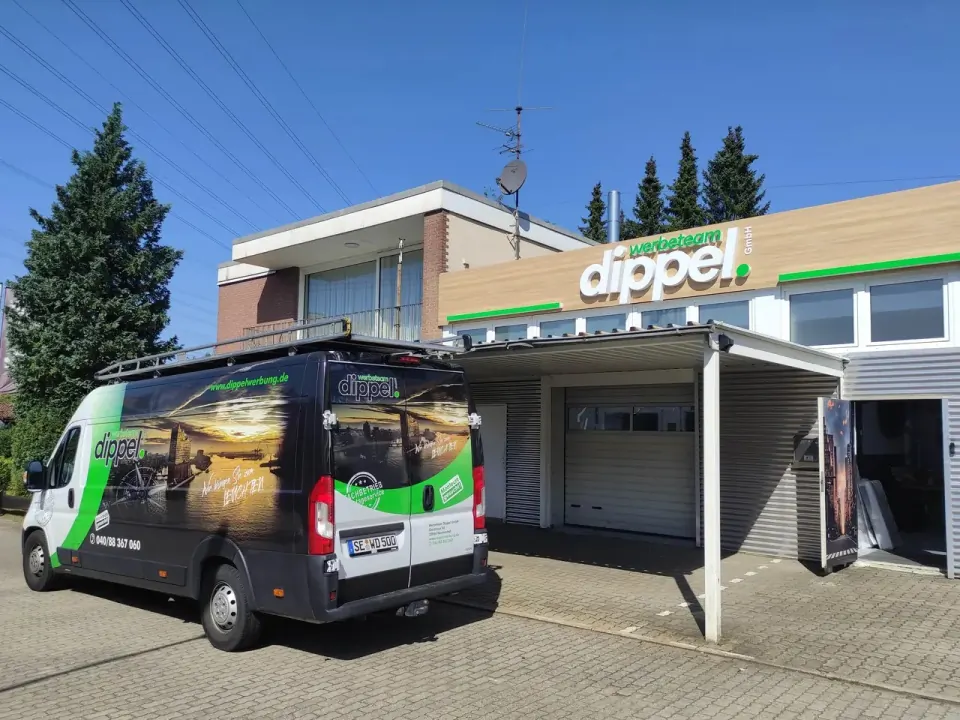 Werbeagentur Dippel in Norderstedt – Firmengebäude mit Leuchtbuchstaben und beschriftetem Firmentransporter